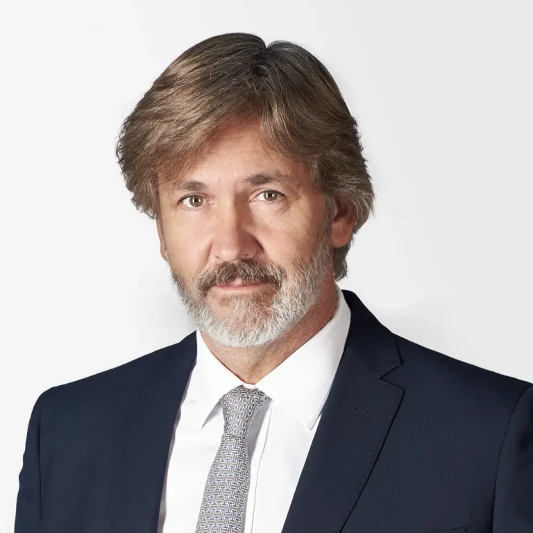 Retrato corporativo de equipo frente a foto de perfil de LinkedIn individual